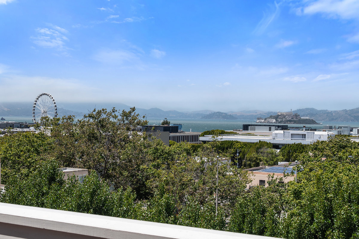 Commanding panoramic views include the iconic Golden Gate Bridge, Alcatraz, Angel Island, Berkeley Hills, Coit Tower and the majestic Bay Bridge